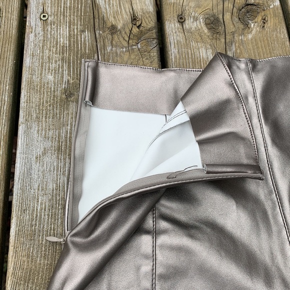 ASOS ⎮ Metallic faux leather shorts - Picture 4 of 8